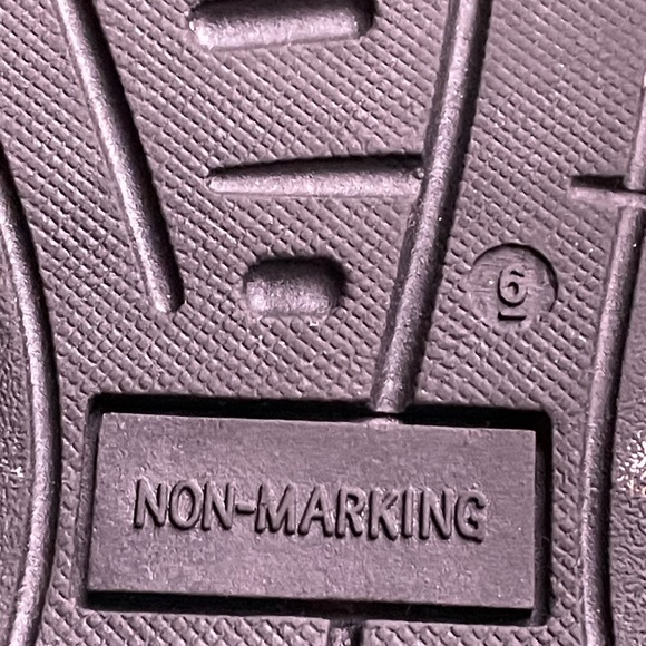 Boys shoes 👟 Cat & Jack size 6-black pre owned in good shape! - Picture 2 of 6